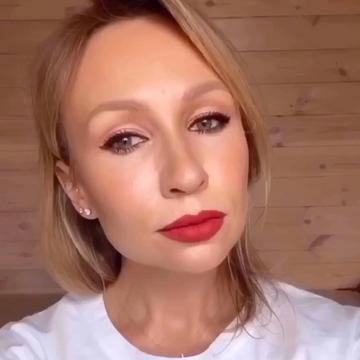 Red lips makeup